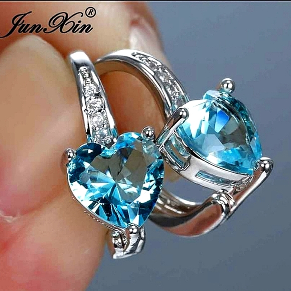 18k white gold plated aquamarine 💙 earrings. - Picture 3 of 4